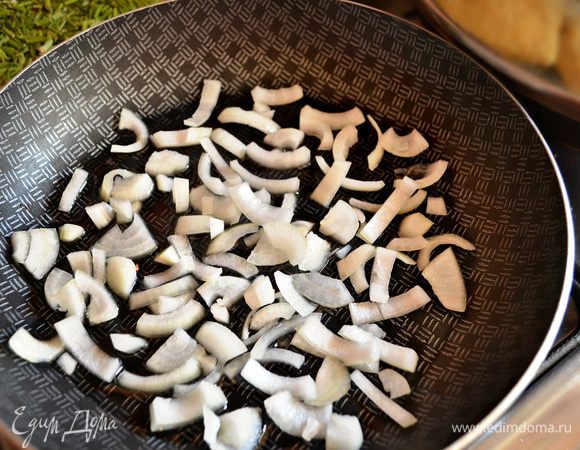 Лук мелко нарежьте полукольцами, а затем еще пополам и обжарьте до прозрачности.