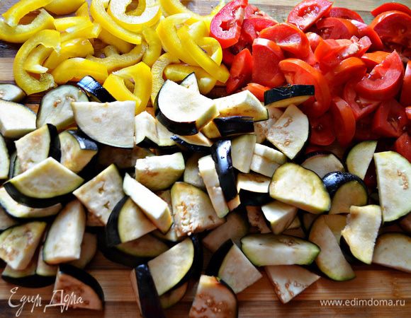 Баклажаны нарежьте четвертинками. Помидор также нарежьте на четвертинки или кубики. Перец нарежьте небольшими полосками.