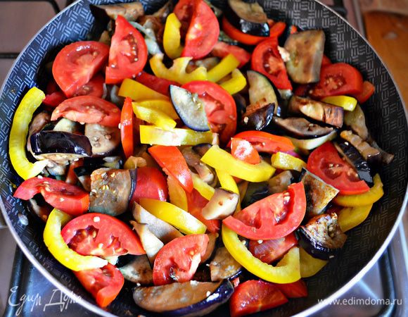Добавьте в сковороду к луку баклажаны, посолите и поперчите, готовьте 2–3 минуты. Затем переложите в сковороду перец и помидоры. Посолите, поперчите овощи, приправить розмарином. Продолжайте готовить 5 минут. Чеснок нарежьте тонкими дольками, петрушку порубите и добавьте к овощам. Перемешайте и снимите сковороду с огня.