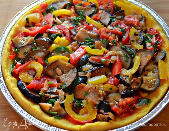 Выложите овощную смесь на поленту и равномерно распределите. Выпекайте пирог 20 минут при 180°C.