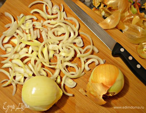 Приготовить зажарку. Лук нарезать полукольцами. Крупный лук можно разрезать ещё раз пополам.