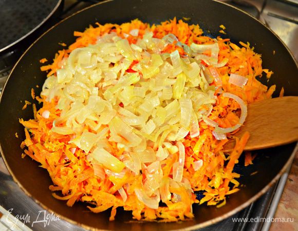 В сковородку налить немного масла и на слабом огне пассировать лук до прозрачности. Добавить морковку и тоже слегка обжарить до легкого размягчения.  Посолить и поперчить по вкусу.
