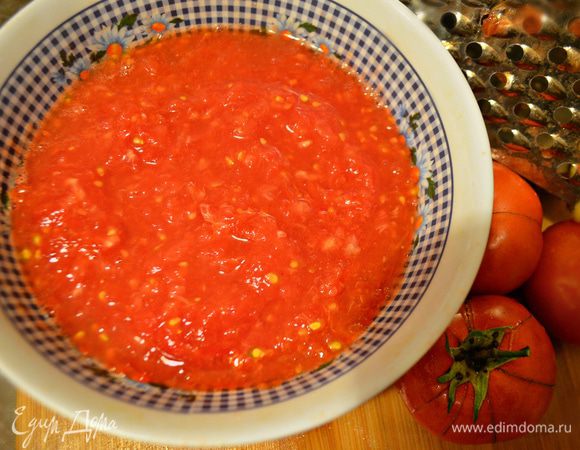 Помидоры натереть на терке, вылить в кастрюлю и дать закипеть. Затем добавить все ингредиенты для маринада.