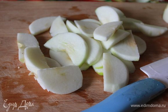 Яблоки очистить от кожуры, косточек и порезать на тонкие ломтики.