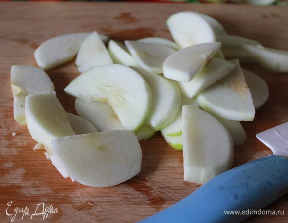 Яблоки очистить от кожуры, косточек и порезать на тонкие ломтики.