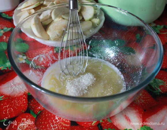 Взбить сахар с растопленным сливочным маслом. 