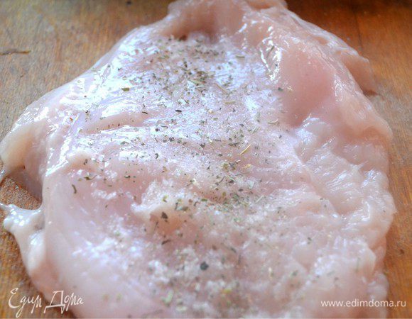Солим, перчим филе и посыпаем специями. У меня смесь итальянских трав. Мне кажется, она идеально подходит.