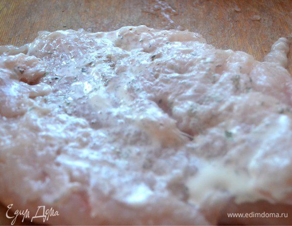 Смазываем каждое филе йогуртом.