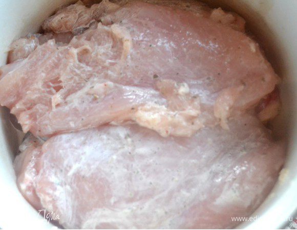 Оставляем мясо мариноваться хотя бы минут 10.