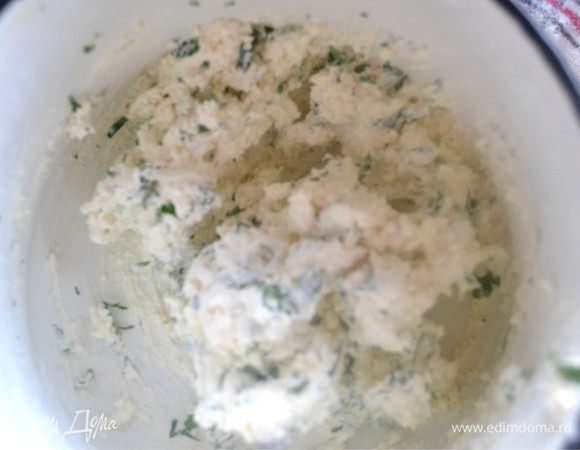 Тем временем делаем начинку. В посуде смешиваем творог, натертый на мелкой терке чеснок и рубленную зелень. Все перемешиваем.