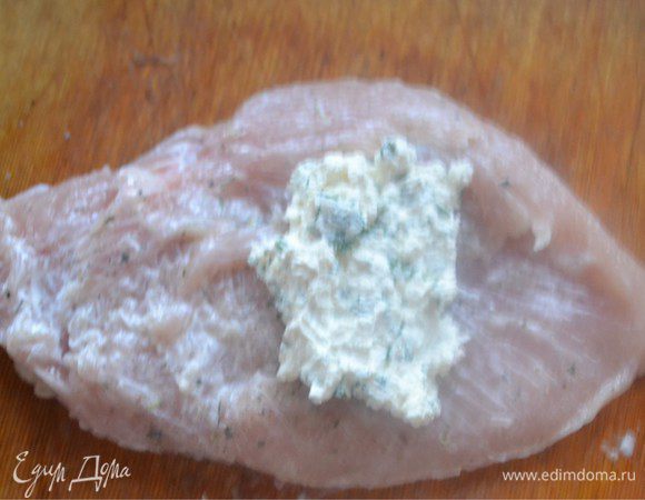 На каждое филе выкладываем начинку.