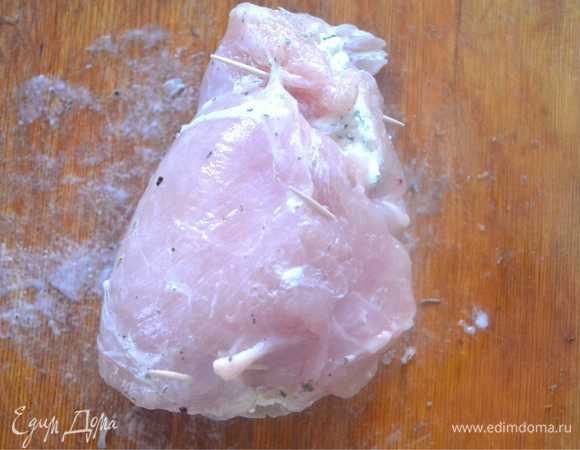 Затем заворачиваем филе рулетом и скрепляем зубочистками.
