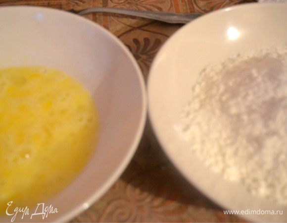 Готовим панировку. В одной миске взбиваем 2 яйца, в другую насыпаем муку.
