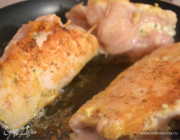 Рулеты обжариваем со всех сторон, переворачивая так, чтобы получилась равномерная золотистая корочка. Затем выкладываем рулетики на противень и помещаем в разогретую до 180 градусов духовку на 15 минут.