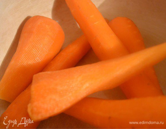 Морковь очищаем и моем.