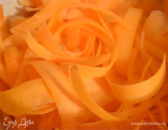 С помощью овощечистки нарезаем морковь на ленточки, делая как бы макароны. 