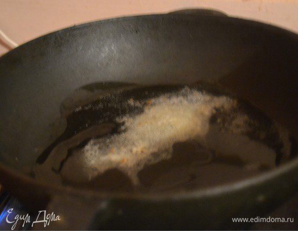 На сковороде растапливаем сливочное масло.
