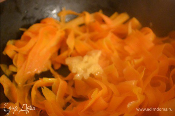 Выкладываем морковь в сковороду посолить и обжаривать до мягкости. Но не сильно, чтобы хрустела. Добавить в конце мед, перемешать и еще протушить 2 минуты.