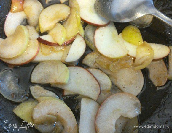 Для начинки яблоки нарезаем ломтиками и припускаем на сливочном масле, посыпав сахаром и корицей, пока не растворится сахар и не получится карамель.