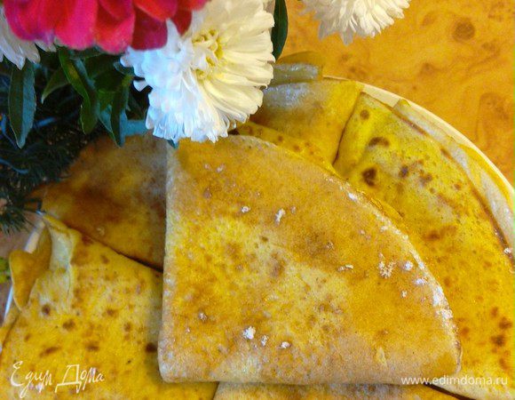 Готовый горячий блин смазываем сливочным маслом, на половинку выкладываем начинку и сворачиваем. Готовые блинчики можно украсить как угодно, я не умею красиво подавать, поэтому просто присыпала сахарной пудрой с корицей.
