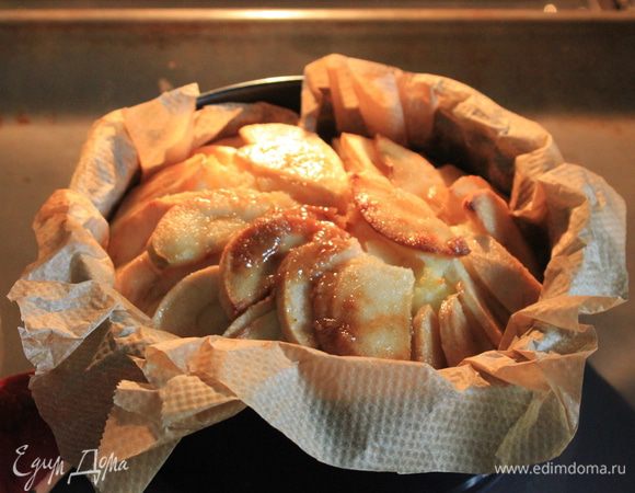 В тесте не должно быть творожных комочков, поэтому я взяла пастообразный творог. Добавить творог к сахару с маслом. Взбить до однородности. Добавить яйца и хорошенько размешать миксером. Всыпать просеянную муку с разрыхлителем. Все хорошо перемешать до однородности. Переложить тесто в смазанную маслом форму диаметром 20 см. Выложить яблоки на пирог, сверху посыпать коричневым сахаром. 