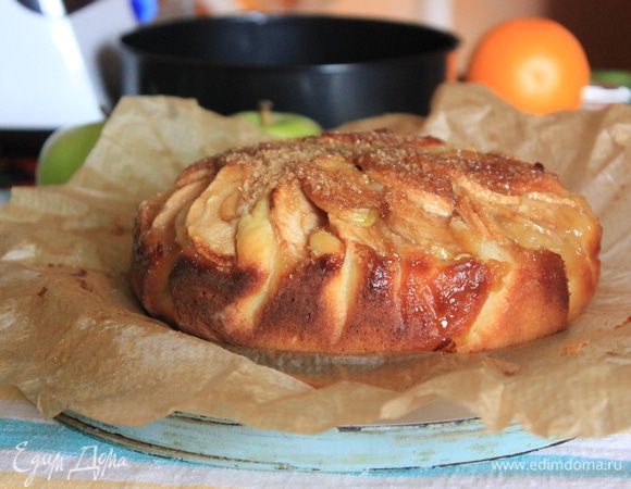 Выпекать пирог в предварительно разогретой до 170 градусов духовке около 45 минут до золотистой корочки. Готовность проверить зубочисткой – она должна оставаться сухой. Вынуть пирог из духовки и дать ему остыть.