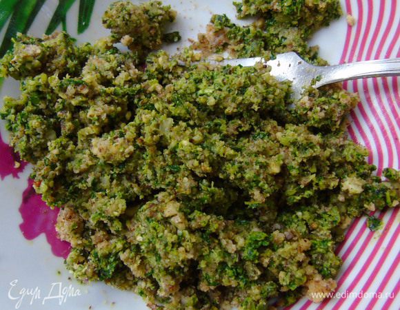 Чеснок, перец, петрушку и орехи пропустить через мясорубку. Добавить соль, растительное масло и уксус. Хорошо перемешать.