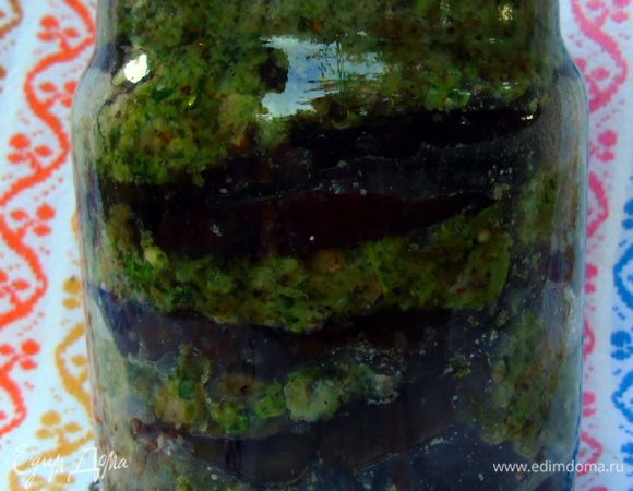 Уложите в баночки слоями баклажаны и заправку. Закройте крышками, поставьте в посуду с водой и застеленным дном, и на огонь стерилизоваться на 30 минут с момента закипания воды. Закатайте и переверните вверх дном! Вкусной вам зимы!