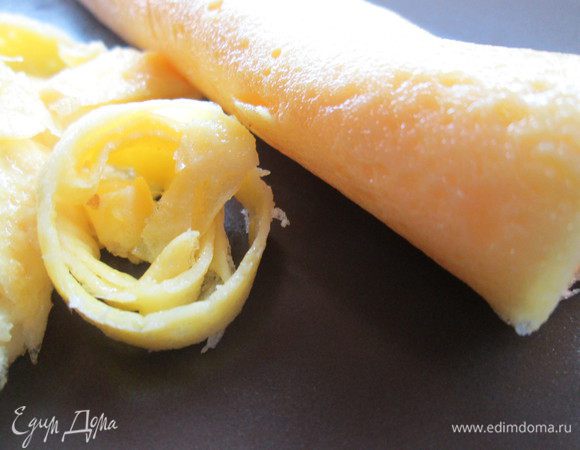 Пока варится бульон, готовим яичные блинчики:
взбиваем яйца с солью и выпекаем 5 блинчиков. Складываем их рулетом и нарезаем тонко яичную лапшу.