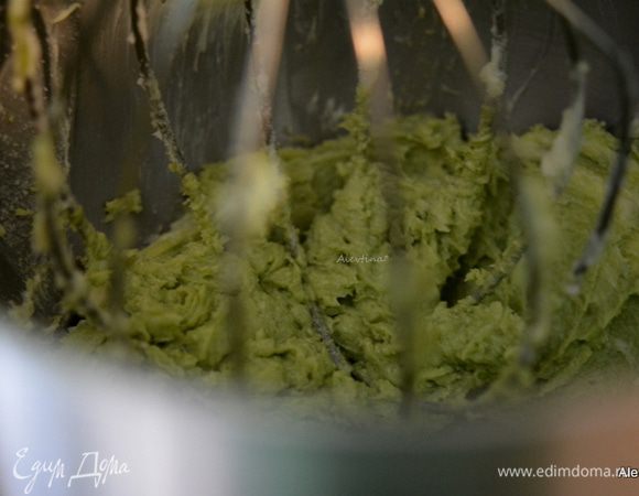 Приготовить 2 противня для выпечки. Смешать муку и соль вместе. Отставить в сторону. 
Масло размягченное взбивать примерно 3 мин. Добавить чай матча. Взбивать до полного окраса масла. Добавить сахар и взбивать на высокой скорости до мягкости. Переключить скорость на медленную и добавить муку с солью в три приема.