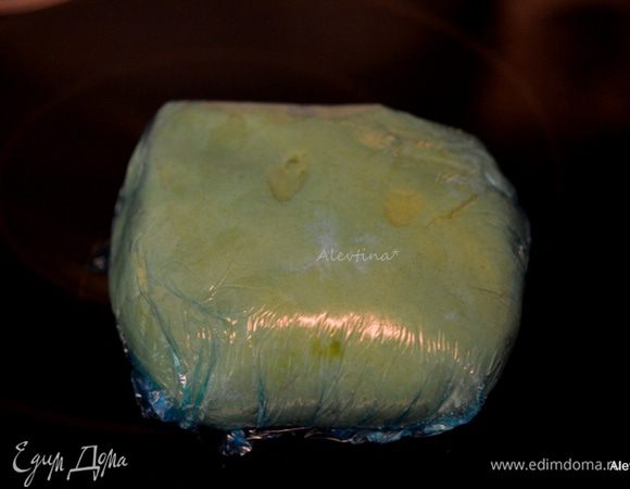 Тесто разделить на 2 части. Каждую завернуть в пищевую пленку и положить в холодильник 1 час.