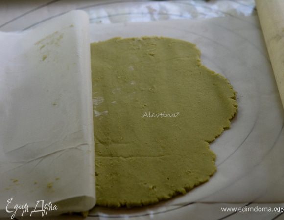 Тесто раскатать не тонко на бумаге для выпечке, предварительно припылив мукой.
