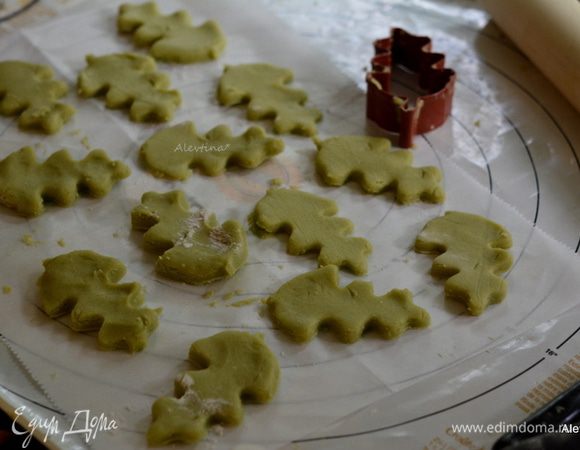 Вырезать формочкой листья. Тесто очень мягкое, непослушное, поэтому вырезанные листья ставим в холодильник на 10-15  мин пока раскатываем и вырезаем второй кусок теста. После холодильника убираем лишнее тесто от вырезанных листочков.
