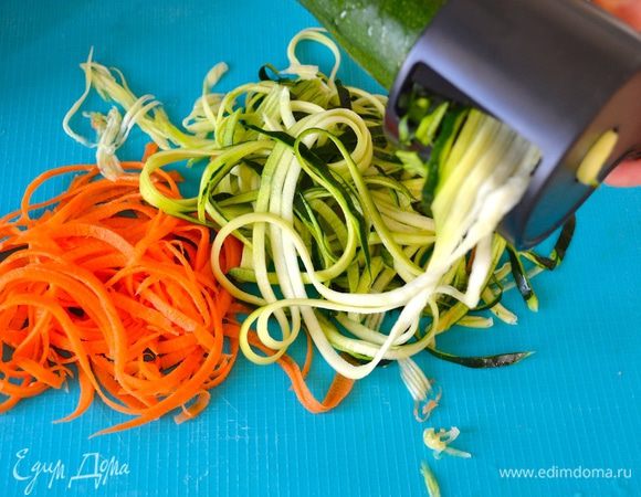 Подготовить первым делом овощи. Морковь очистить, вымыть, высушить и нарезать нитями (получается почти как нарезка жульен, только еще длиннее). Цукини также вымыть, но не снимать кожуру. Обрезать края и также натереть его нитями.