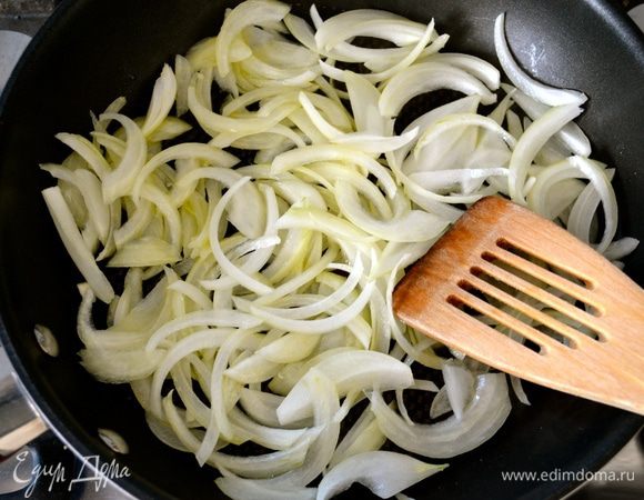 Лук очистить и нарезать перьями. Сковороду разогреть на среднем огне и добавить 1 ст. л. Обжарить лук до мягкости, помешивая, минуты 3-4. Слегка посолить и присыпать чуть-чуть сахаром. Переложить лук со сковороды в тарелку.