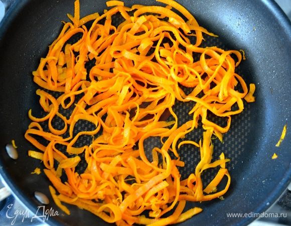 А в сковороду добавить еще ложку масла и выложить подготовленную морковь. Пассеровать ее на среднем огне, посыпав также солью и сахаром, в течение 3 минут. Готовую морковь тоже выложить на тарелку.