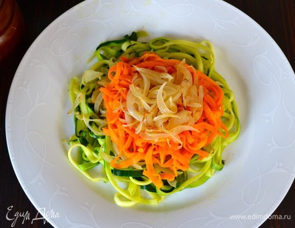 Затем выложить морковь, сверху опять лук.