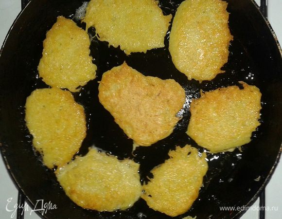  Обжариваем  наши драники на масле с двух сторон до готовности. 