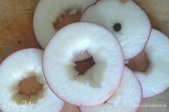 Яблоко нарезаем кольцами, чистим от косточек.