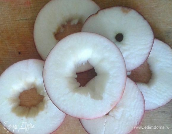 Яблоко нарезаем кольцами, чистим от косточек.