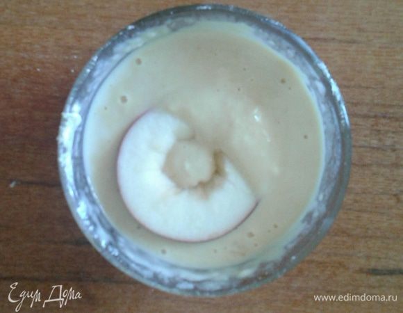 Обмакиваем наши яблочные колечки в кляре.