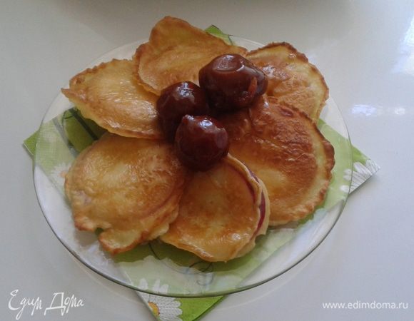 Подавать можно со сметаной или любым вареньем. Я использовала варенье из цельных груш. Приятного аппетита!