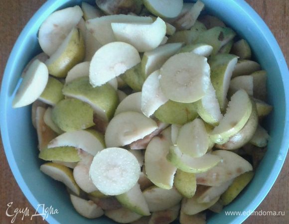 Груши чистим от косточек, режем кусочками.