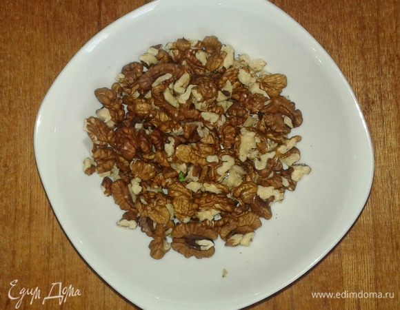Орехи чистим от скорлупы.
