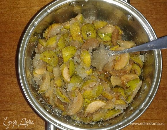 В груши добавляем сахар и даем настояться.