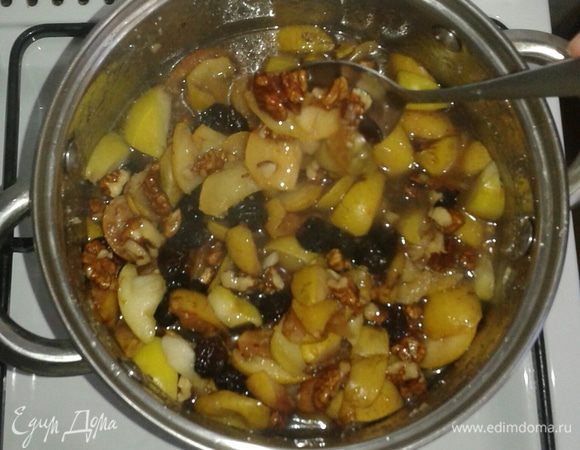 Ставим наше варенье на небольшой огонь и варим его около часа.