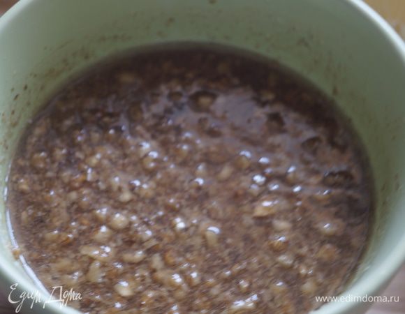 Сначала нужно приготовить соус. Для этого грецкие орехи измельчаем в блендере или складываем их в пакет и прокатываем скалкой. Выкладываем орехи в чашу, заливаем соевым соусом, лимонным соком, растительным маслом и кладем сахар. Перемешиваем. Убираем в сторону.