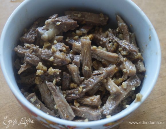 Говядину нарезаем соломкой. Складываем в чашу, заливаем 1/3 частью соуса и даем замариноваться в течении 30-60 минут.