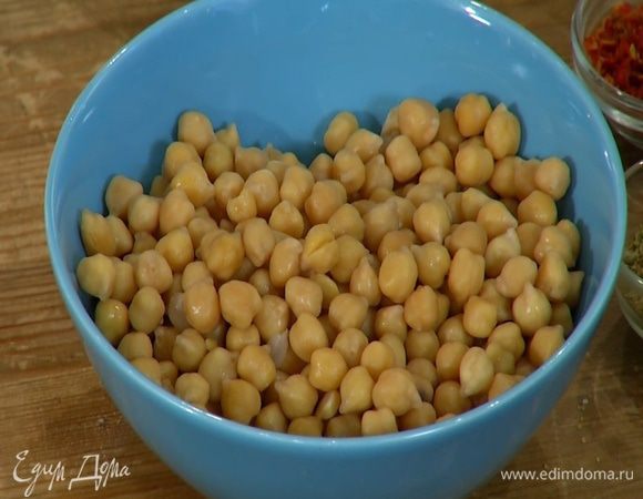 Нут замочить на ночь, затем отварить согласно инструкции на упаковке.