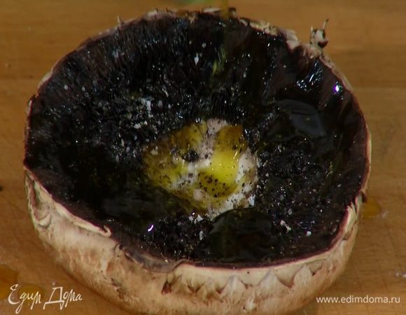 У грибов срезать ножку, шляпки посолить, поперчить и сбрызнуть оливковым маслом Extra Virgin.